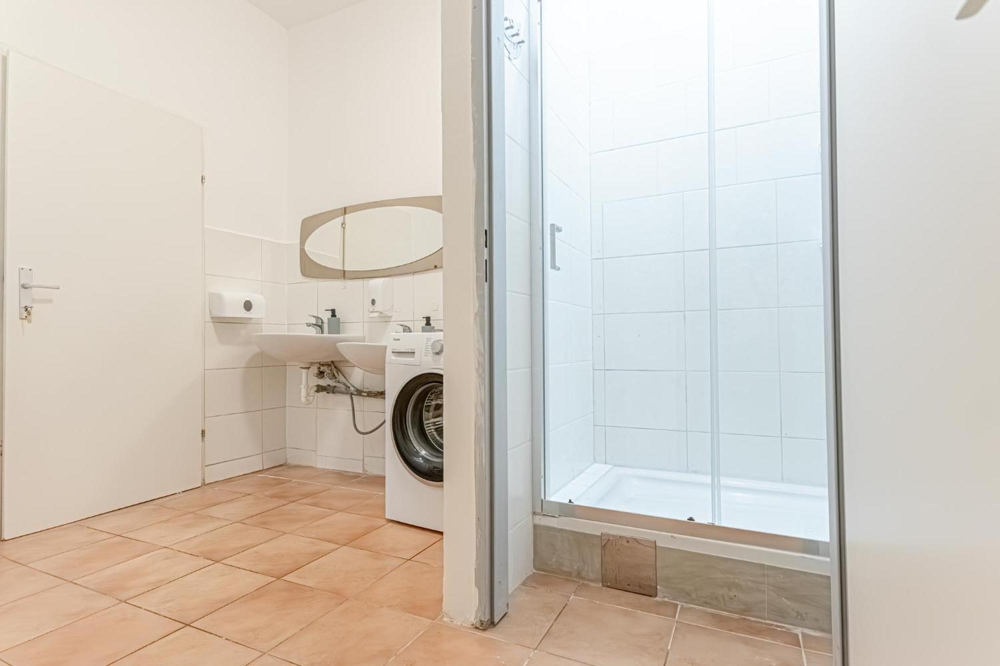 Apartment 6br / Shared Garden Near Lorenz Boehler & Danube *